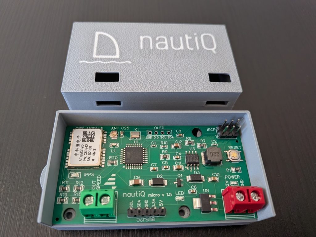 Caja sailoQ micro 1.5 abierta con la placa montada
