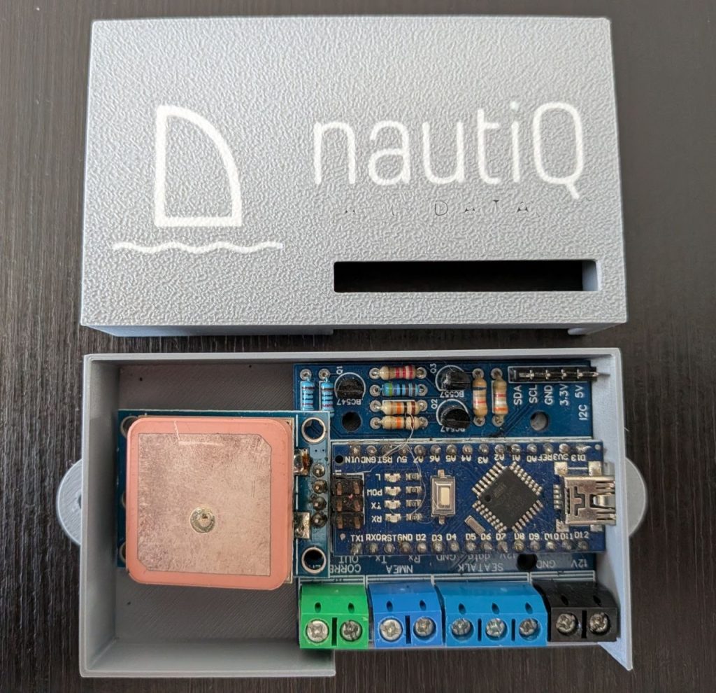 Caja sailoQ 1.4 abierta con la placa, el Arduino y la antena GPS