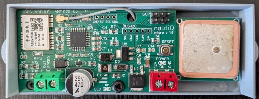 Placa sailoQ micro 1.6 con GPS integrado montada en su caja