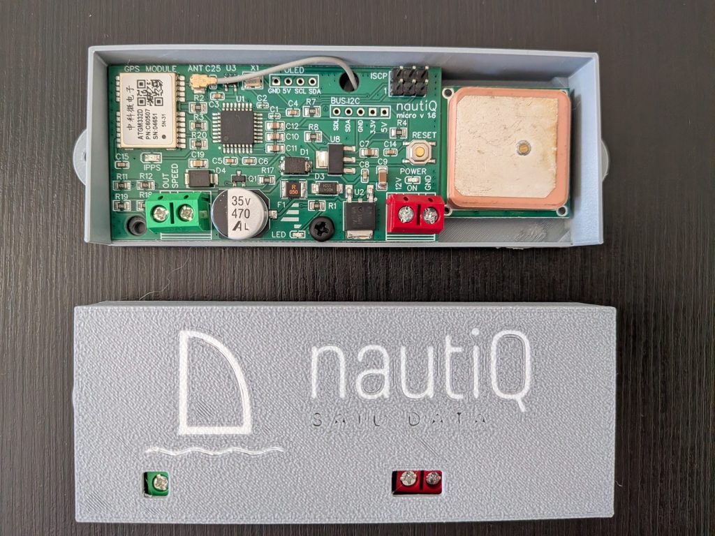 Caja sailoQ 1.6 con logo junto a la placa montada en su interior